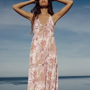 Klänning  - Intressekoll på denna superfina långklänning från Zara. Verkligen världens finaste klänning men vill kolla intresse då den inte passade mig. Helt oanvänd med lappar kvar!!💕💕