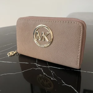 Plånbok mk - Ej äkta Michael kors plånbok, i fint skick! Svart insida med många fack. 16x10cm