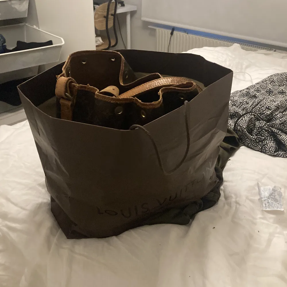 Riktig Louis Vuitton väska köpt från vintage har inte kvittot kvar men den är riktig bandet finns inte kvar på väskan den är lite sliten.👍. Accessoarer.