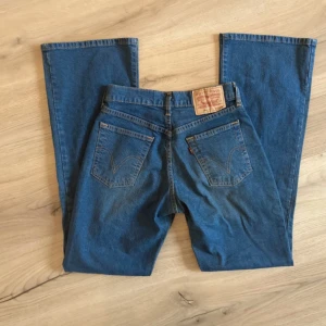 Levis bootcutjeans  - Levis bootcut jeans, midjehöjd w27, l32. Midjemått: 70cm Längd:106 cm Jättefint skick!✨