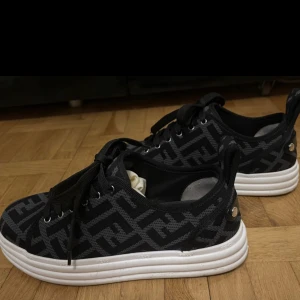 Fendi sneakers - Fendi skor, dustbag kartong och kvitto finns. Köpta på ABCD i Göteborg för 7560kr