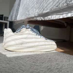 Nike skor low - Inte alls så använda skor men är liite slitna som inte syns med dessa snören. Gröna snören medkommer och en skokartong! Dessa var köpta för 750kr och säljs för 150kr men kan gå med på att sälja dessa för 100kr. Ps: creasskydd ingår!