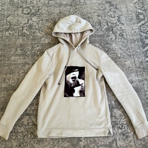 Limitato hoodie - Hej säljer nu min riktigt snygga Limitato hoodie använd Max 2 gånger! Skicket är 10/10! Har ni några funderingar tveka inte på att skriva!