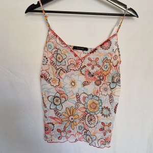 Linne - Topp i meshmaterial i strl L men passar mig med s