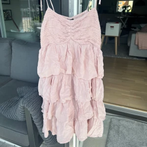 Volangklänning  - Volangklänning från hm storlek 36 💗