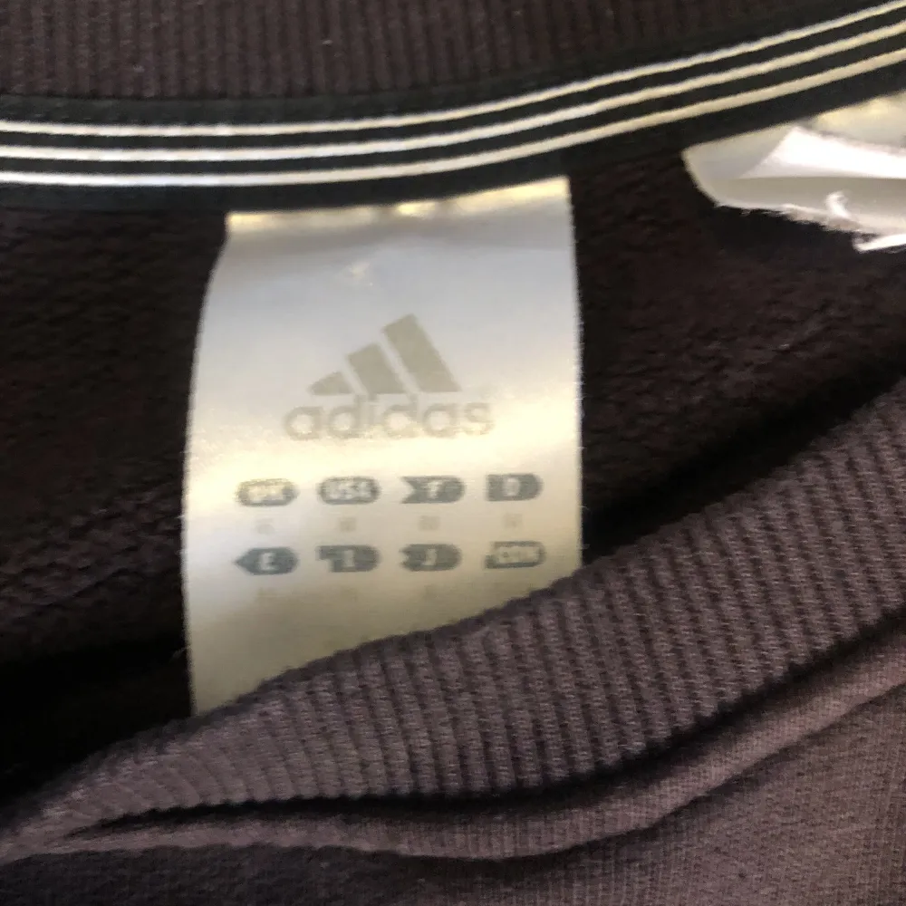 En brun Adidas sweatshirt i storlek M i fint skick. Trådarna på loggan har gått upp lite men inte synligt. Säljs då den inte används mer💕. Köp gärna genom köp nu🫶🏼. Hoodies.