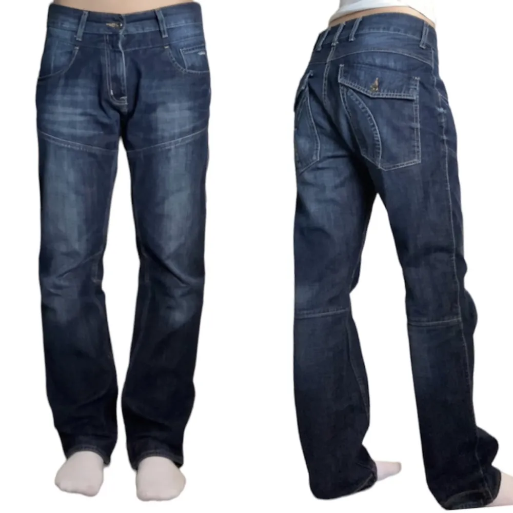 ☆ Mörkblåa låga raka Grant jeans . MIDJEMÅTT: 82 cm. INNERBENSLÄNGD: 77 cm. GRENDJUP: 24 cm. Jag är 166 cm! ☆. Jeans & Byxor.