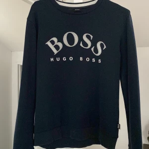 Hugo boss tröja - Säljer tröjan då jag inte använder den. Knappt använd, endast ett fåtal gånger.  9/10 skick. Storlek M  Ny pris:1400 Självklart äkta, köpt på NK