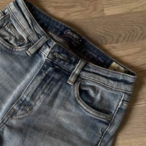 Asså lätt den snyggaste tvätten i blått på jeans! Från crocker och går ej att köpa mer. Skinny fit och är i storlek 25/32. För små nu och kan inte visa hur de ser ut på men de är 😍👌🏽 använda 2-3 gånger men ser ut som de vore nya!