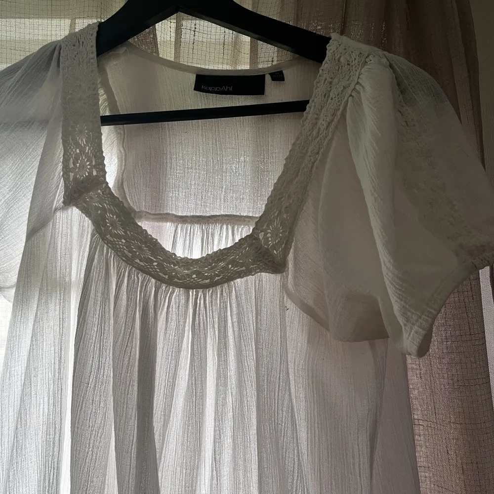 En vit klänning i xs. Perfekt till sommaren.. Klänningar.