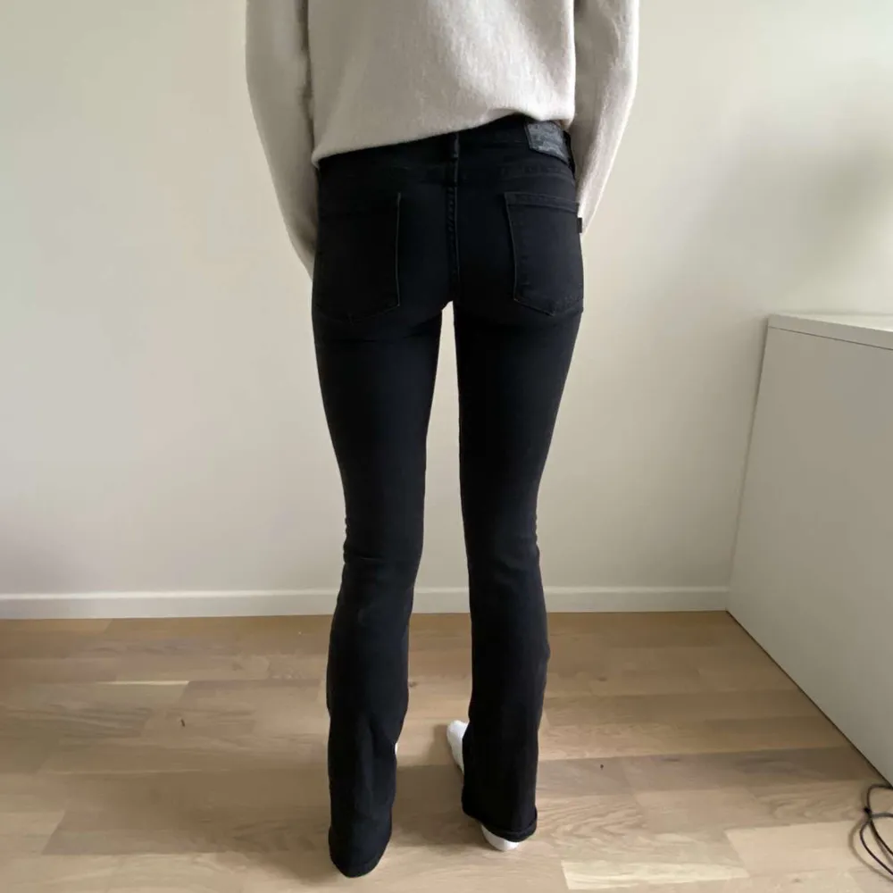 Skit snygga Crocker jeans i modellen pep boot. Min vänn är 167 och jeansen är i storlek 26/32. Hör av dig vid fler frågor!!  🌺🩷. Jeans & Byxor.