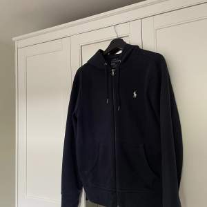 Mörkblå Ralph lauren zip hoodie i storlek S. Använd ett fåtal gånger och inga skador. 