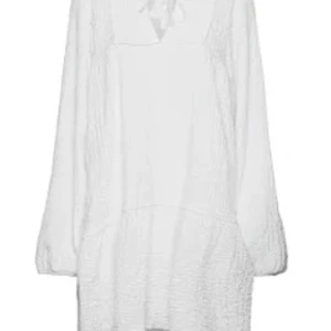 Vit Gina tricot klänning - Säljer denna superfina långärmad sommarklänningen med lappen kvar. Aldrig använd och är i nyskick. Perfekt och superfin nu till sommaren! Superskönt och stretchigt material.