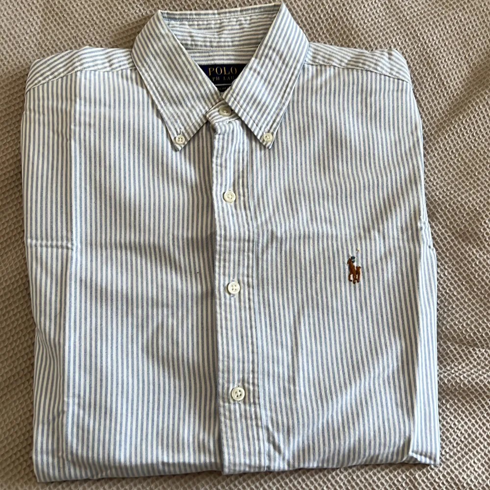 Grå/vit randig Ralph Lauren skjorta i storlek S, slim fit.. Skjortor.