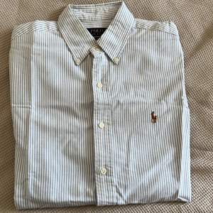 Grå/vit randig Ralph Lauren skjorta i storlek S, slim fit.