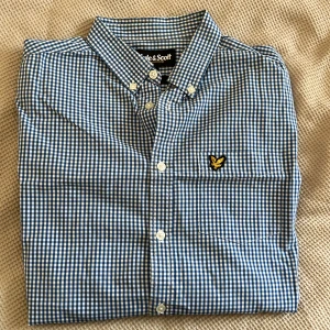 Lyle&Scott skjorta - Blå/vit rutig Lyle&Scott skjorta i storlek M, slim fit.