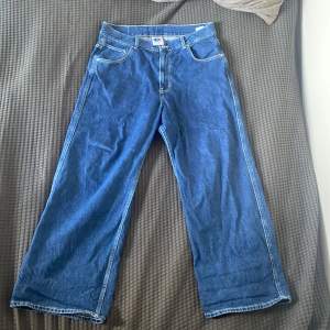 District fortysix jeans i  väldigt bra skick. Modellen heter: District MEGA Innerbensläng: 72cm Midjemåttet: 96cm
