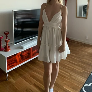 Vit fin sommarklänning  - Säljer pågrund av att den är lite för liten på mig som brukar ha S. Så fin och inte alls genomskinlig, perfekt till sommaren eller student. Dragkedjan är lite trög ibland men det går om man tar i lite, annars inga andra defekter! Nästan helt ny 💗