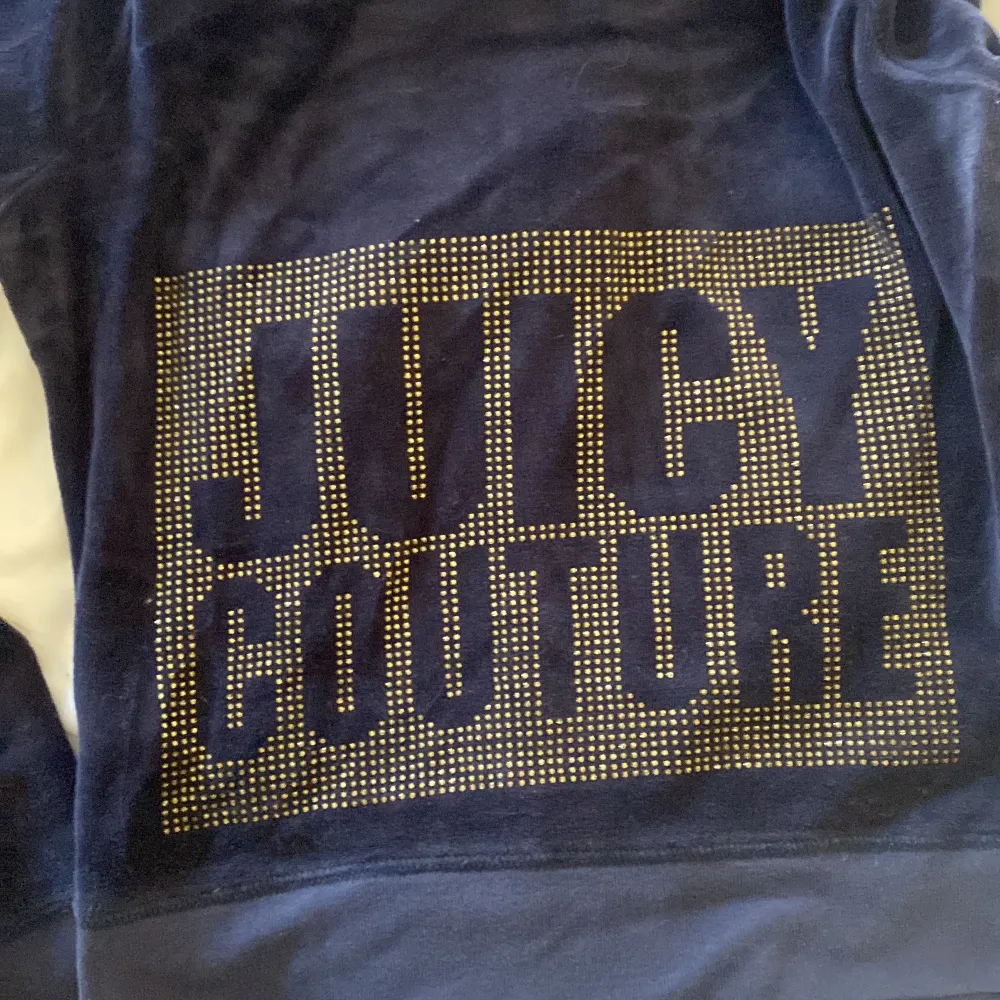 Så snygg och skön juicy couture. Köpt i usa för ett par år sedan. Guld på ryggen. Tröjor & Koftor.