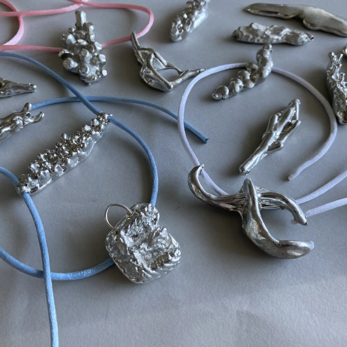 Tenngjutet smycke med sidenband - 91