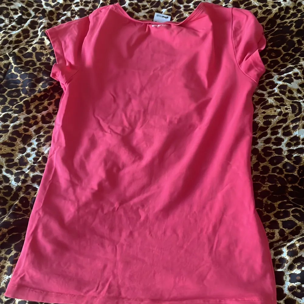 jätte snygg rosa röd tshirt i storlek s från gina💋. T-shirts.
