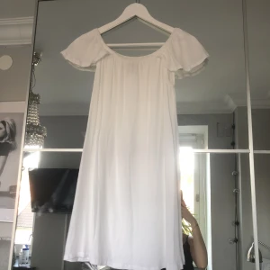 Vit klänning/ studentklänning  - Säljer min vita fina sommarklänning i storlek S, klänningen är genomskinlig och man kan därför ha en underklänning eller linne under. Jag har en underklänning som man kan köpa till för 50 kr (skriv för bild). ❤️kan ha klänningen som off shoulder med. 