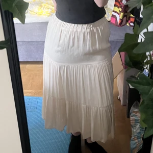 Långkjol  - Jättefin långkjol med volanger från Gina tricot i strl XS. Färgen är beige.  Köp gärna via köp-nu🥰