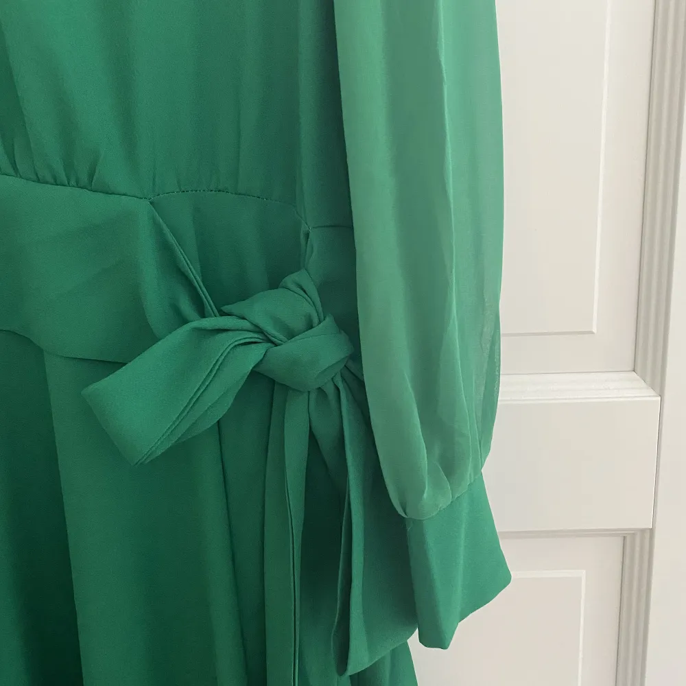 SÄLJER min mammas aldrig använda jättefina gröna långärmade tunna sommar klänning beställd online! Köparen står för frakten! Hör av dig vid intresse💞. Klänningar.