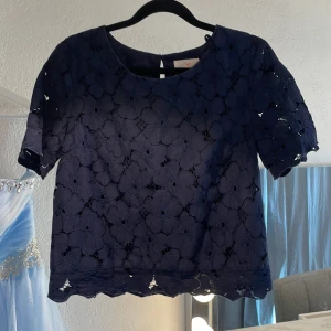 Topp - Säljer denna as söta topp som är väldigt fin nu till sommaren💫