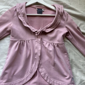 House of Lola kofta - Säljer nu min trendiga house of lola kofta då den inte kom till användning, från deras slutsålda kollektion. Säljer för 400 men pris kan diskuteras,  köpt för 1098kr. Inga defekter och i nyskickbra💓💓