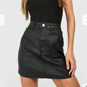  Kjol - En så snygg svart läderkjol från märket Massimo Dutti. Inte kommit till användning så säljer därför då den är i ett nytt skick. Nytt pris 1 999kr och säljer för 800kr eller högst bud. 🫶🏼