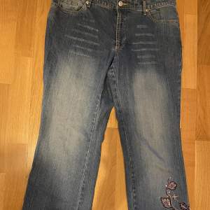 jätte fina jeans med en litet blom tryck nere på vänstra benet, sitter inte så bra på mig därför jag säljer dem!!