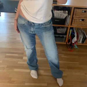Lågmidjade baggy jeans - Lågmidjade vintage jeans i en baggy modell, stora i midjan men passar mig som vanligtvis har w.33! Märket är Batistini Jeans💕💕