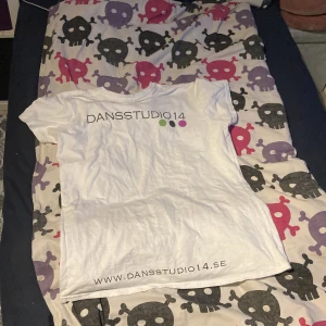Vit t tröja från studio 14  -  en vit t-tröja från dansstudio 14 i bra skick kan diskuteras om priset Är ett Excel men är ganska tajt så storlek S/M