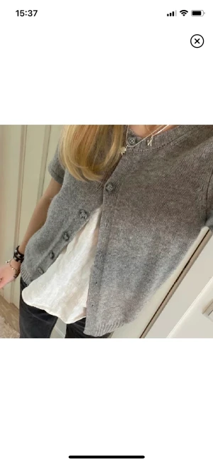 Stickad t-shirt kofta - Superfin stickad t shirt/kofta med knappar. Märket är Stile Benetton. Inga defekter! Första bilden är från förra ägaren och den sista bilden är min❣️