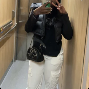 Zara  - Säljer dessa jätte fina cargo byxor från zara för 300kr ordinarie pris 399kr (de har typ 3 fläckar vid benen men det är inte nått man ser tydligt)💕