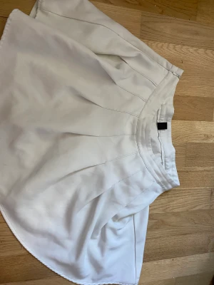 Vit skater kjol - Vi skater kjol från Shein. Använd men bra kvalitet. 