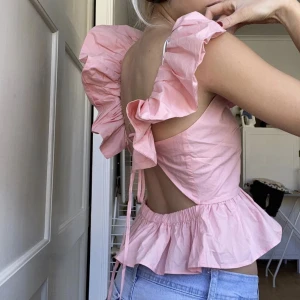 Så snygg topp - Säljer min jättefina blus/topp med så fina detaljer som tex volanger och så fin öppen rygg, i nyskick💞super fin och ha nu i sommar🙌🏿❤️