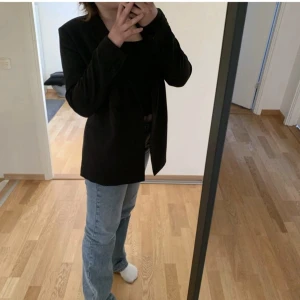 Bästa jeansen - Supersköna mid-waist jeans från zara. Perfekta i längden för mig som är 165, Strl 38. Säljes då de tyvärr inte kommer till användning ⚠️skriv ett meddelande först om ni vill köpa, tryck inte på köp direkt⚠️