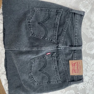 Levis kjol - Säljer min fina Levis kjol då den är väldigt liten på mig 