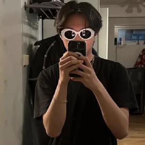 Alldeles för snabba solglasögon  - Säljer mina jävligt snabba brillor som ger dig instant rizz. Passar perfekt till de där tillfällena när man lalla till det eller framhäva sin inre alfahane (alldeles för snabba)