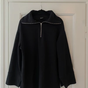 Ziptröja - Svart ziptröja från Gina tricot. Storlek XS men är lite oversized 
