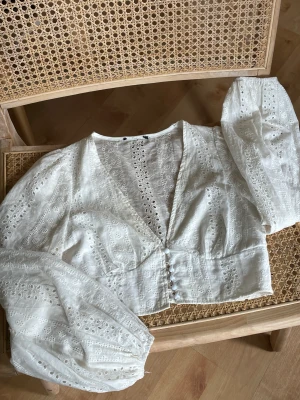 Vit blus  - Fin vit blus som är lite kortare i modellen❤️