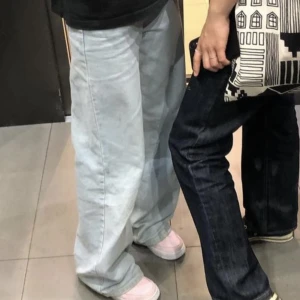 Jeans streetstil - Ljusa wide leg jeans i 90-tals stil från Junkyard i storlek 25👖