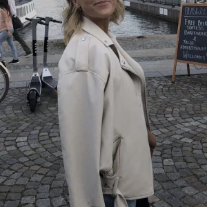 Vit ”skinn”jacka - En vit bikerjacka i faux leather från Missguided. Sparsamt använd och i fint skick! Storlek S men passar både XS och M🤍