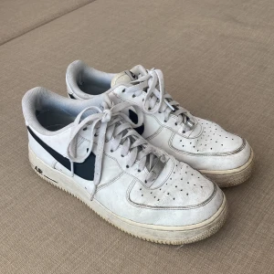 Nike air force 1 - Gott skick med tanke på att de är använda, hål finns på insidan vid hälen men inte stora. Pris går att diskutera vid snabb affär 