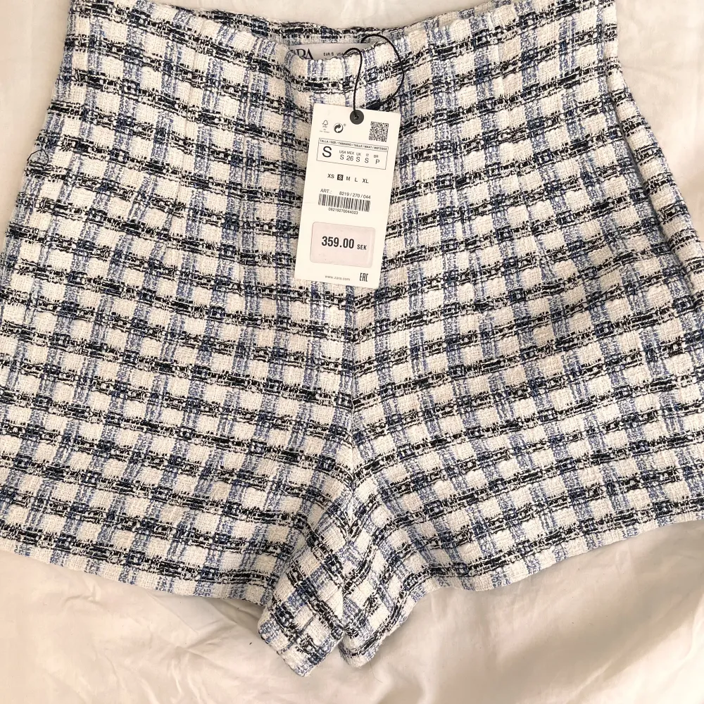 Populära shorts ifrån Zara som är helt slutsålda! De är aldrig använda då de var för små för mig , storlek S! Nypris 359 🤙🏾 Frakt tillkommer på ca 50kr 🤙🏾. Jeans & Byxor.