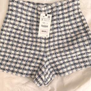Populära shorts ifrån Zara som är helt slutsålda! De är aldrig använda då de var för små för mig , storlek S! Nypris 359 🤙🏾 Frakt tillkommer på ca 50kr 🤙🏾