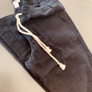 ROXY LINNEBYXOR I SVART STRL LARGE,  nyskick! - Endast provade, så nyskick!