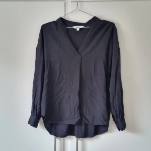 Svart blus - Svart blus med knäppning på ärmarna. Mer en S i storlek. Knappt använd. Så skönt material!   Material: 100% viskos